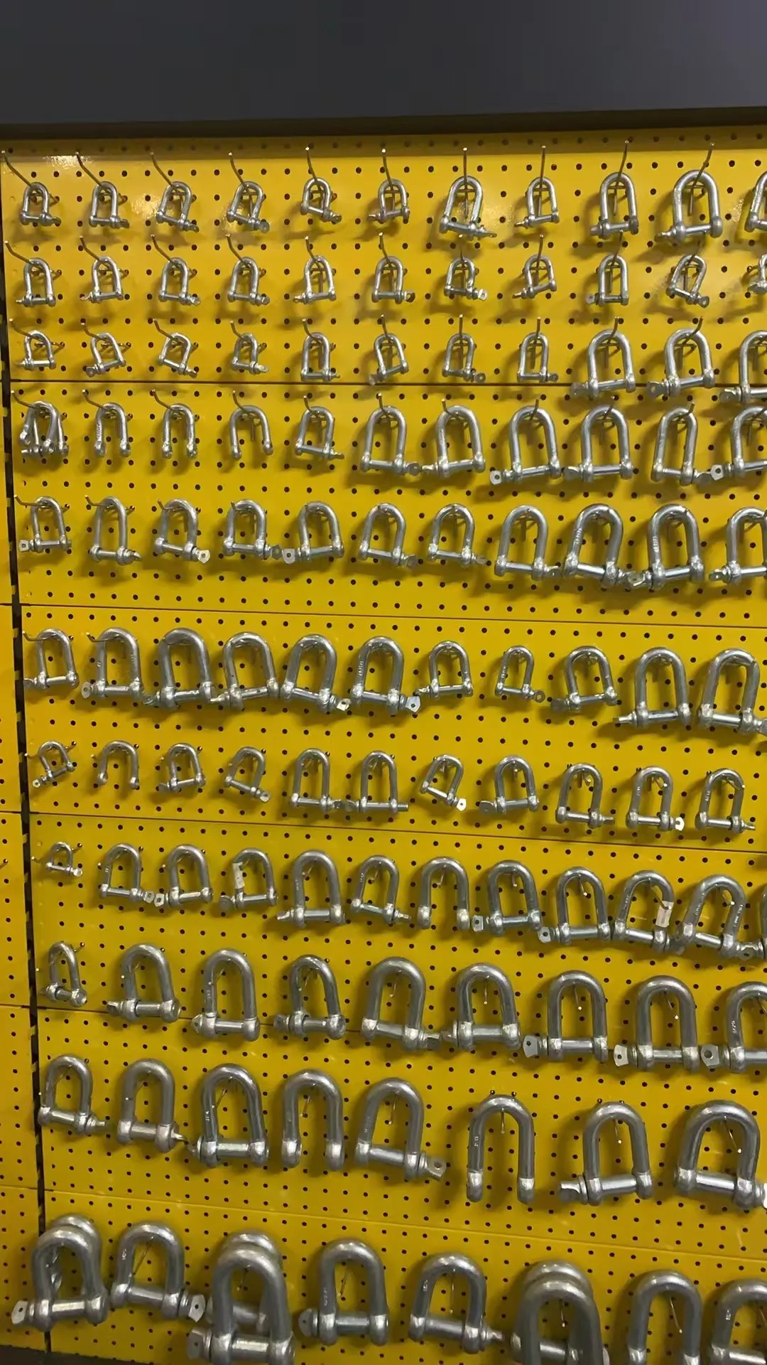 Ingeniously crafted, safely loaded – analyzing the manufacturing process and safe use guidelines for standard shackles